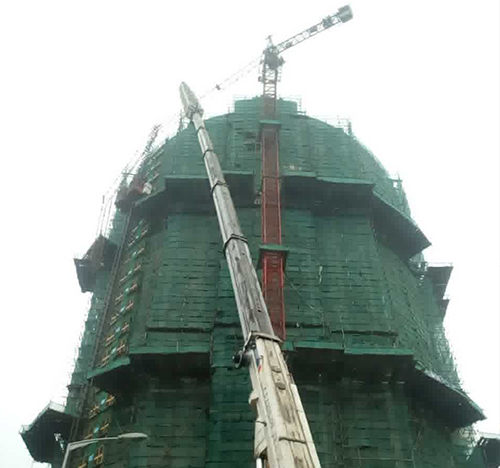 孟村吊车在工地上作业